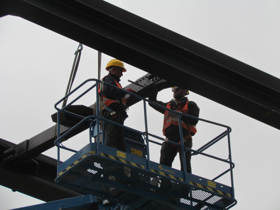 Boulonnage en hauteur. Il ne faut pas avoir le vertige